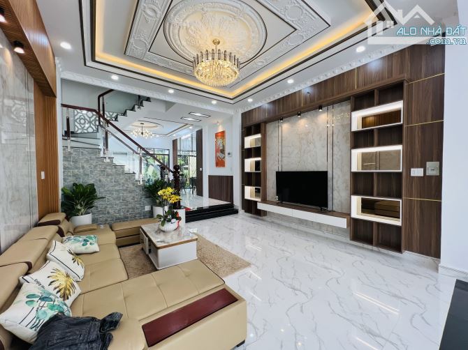 Cho thuê nhà nguyên căn hẻm 8m Đào Tông Nguyên, Nhà Bè, DT 6x15m, 3 lầu. Giá 16 triệu - 1