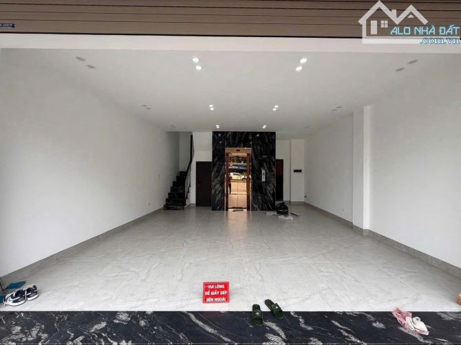 Bán nhà mặt phố Nguyễn Văn Cừ, mặt tiền siêu to, vỉa hè đá bóng 23 tỷ
