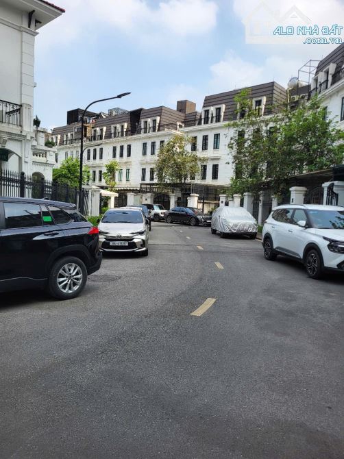 BIỆT THỰ MẶT PHỐ NGUYỄN VĂN HUYÊN KÉO DÀI – KHU TÂY HỒ TÂY, 303M 2 MẶT PHỐ SIÊU ĐẲNG CẤP - 1