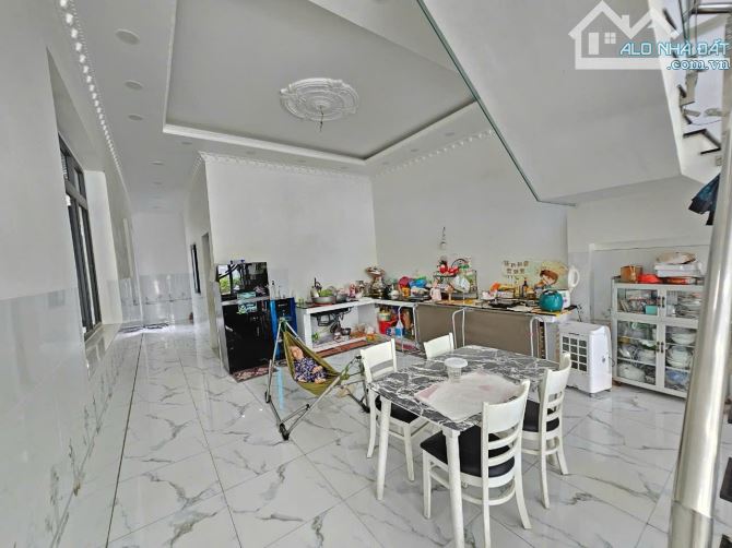 Nhà phố sân vườn đẹp gần chợ Xóm Vắng và Vincom550 Tp. Dĩ An - 2
