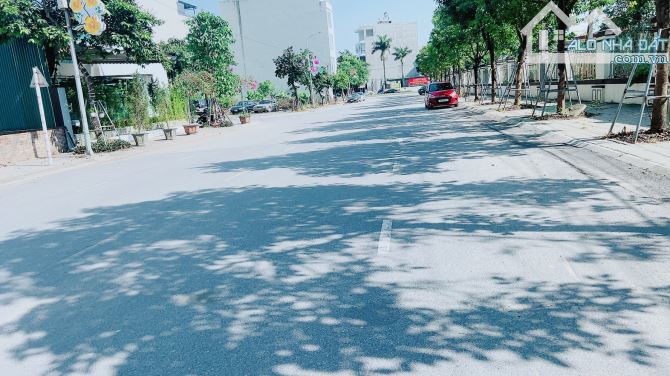 CẦN BÁNn GẤP HOA HẬU ĐƯỜNG THÔNG Ô TÔ 16 CHỖ NGỦ TRONG ĐẤT 105 NGUYÊN KHÊ ZÁ RẺ - 2