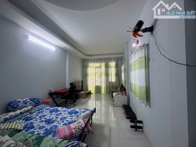 Bán nhà.Lô góc 2 mặt hẻm, xe tải ra vào dễ dàng.Giá chỉ nhỉnh 7 tỏi.KD sầm uất.Dạ Nam.Q8 - 2
