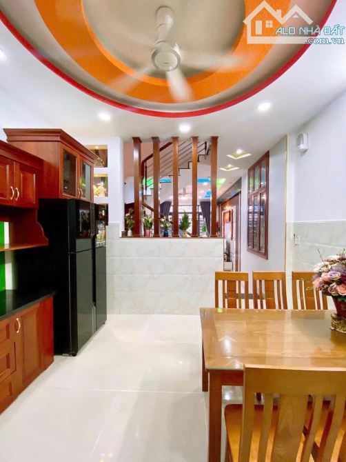 Đi nước ngoài định cư bán gấp nhà ở đường Nguyễn Đình Chiểu, phường 5, quận 3, giá 3 tỷ - 2