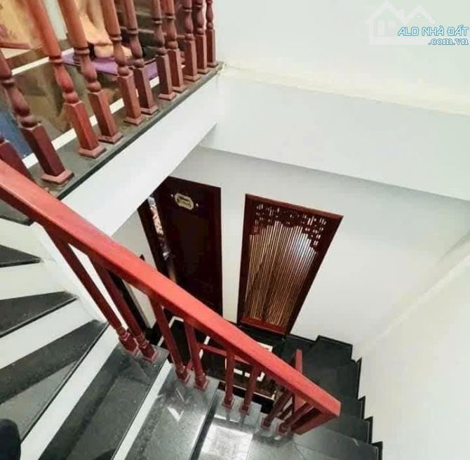 Bán nhà Long Biên 33m - 5 tầng - ô tô đỗ cổng - hơn 4 tỷ - 2