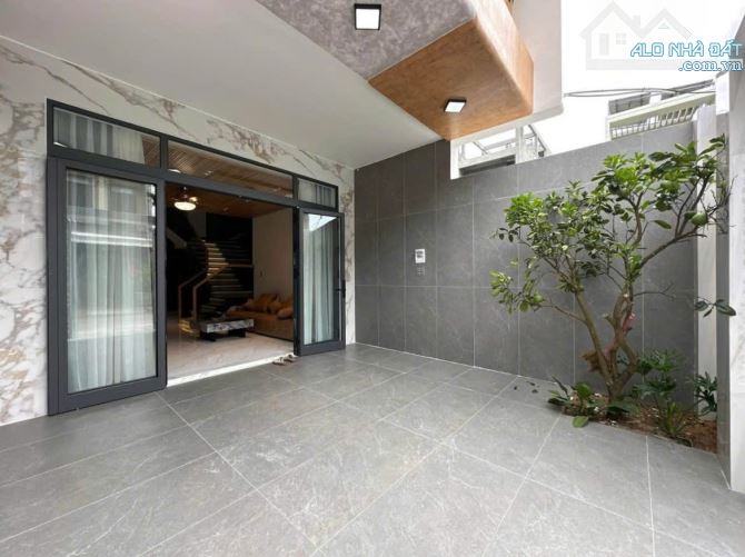2,3TỶ TẶNG NỘI THẤT, NHÀ NGỘP 125m2, 3 TẦNG 3PN 3WC, SÂN RỘNG, SỔ RIÊNG, HẺM 1/ 6M, TDM - 2