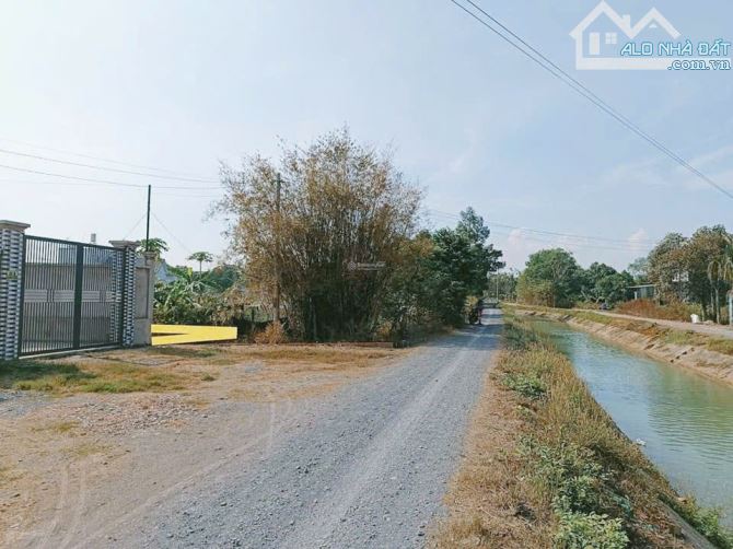 MT Bờ kênh Tân Thông Hội 5,25x27m đã lên thổ cư - giá chỉ 790tr - 2