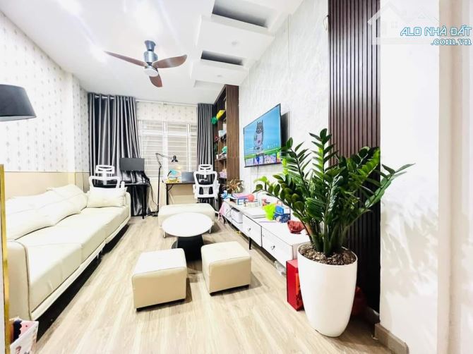 Siêu hiếm! Chung cư Hoàng Cầu Đống Đa: 60m2 2 ngủ nhỉnh 5 tỷ, có sổ riêng, khu vip miễn bà - 2