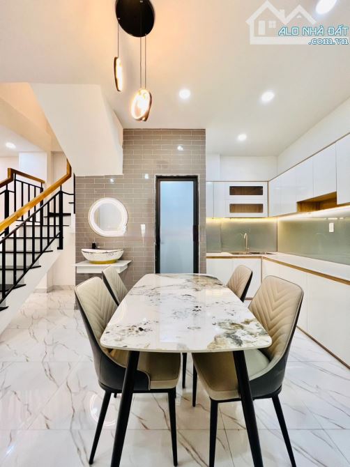3,5 tỷ còn 3,3 tỷ. Bán nhà 64m2 gần chợ Trần Hữu Trang tiện buôn bán, xây 1 trệt 2 lầu.SHR - 2