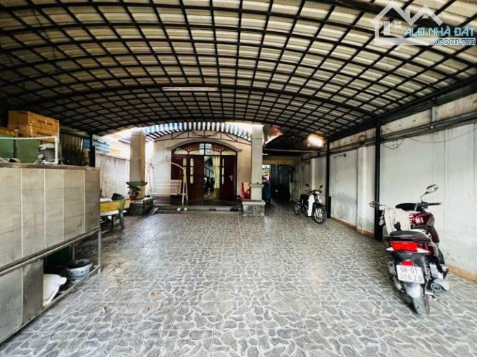 Bân nhà 200m2 Biệt thự 2 mặt tiền Dương Công Khi Tân Hiệp Hóc Môn - 2