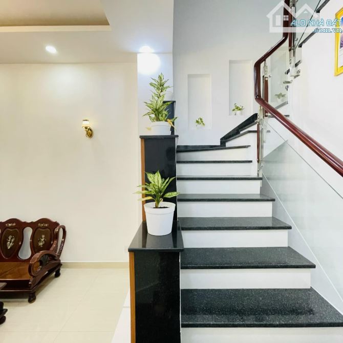 bán nhà ngay Hậu Giang, Quận 6. Giá 2 tỷ 530 tr/ 69m2, sổ hồng riêng, 1 trệt 2 lầu. - 2