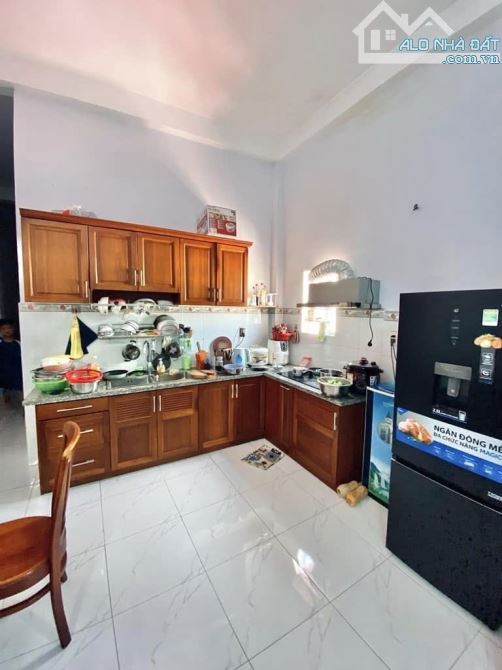 NHÀ ĐẸPLÊ ĐÌNH CẨN XE HƠI VÀO NHÀ 92,9M2( 4X23) 3 TẦNG 4,3 TY - 2