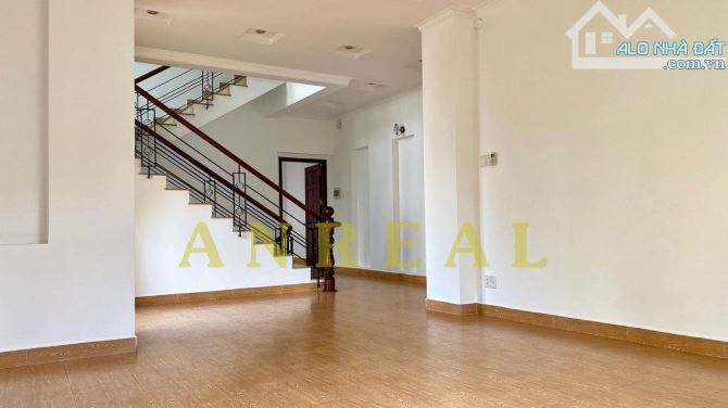 Biệt Thự Căn Góc Nguyễn Văn Hưởng 350m2 Có Hồ Bơi Sân Vườn - 2