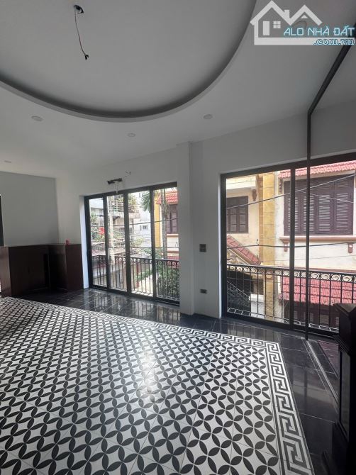 Nhà siêu đẹp ở ngay Nguyễn Văn Cừ Long Biên Sổ 45m 5 tầng 4 ngủ MT8m Giá 14 tỷ Ngõ ô tô - 2