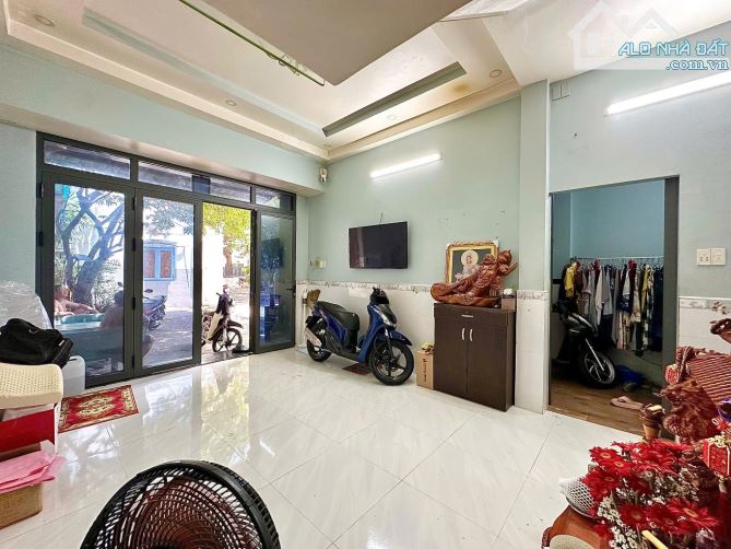 🔥🔥Lạc Long Quân , Ngay chợ Tân Bình, gần mặt tiền,  nhà 2 tầng,  60 m2, giá : 5 tỷ5 - 3