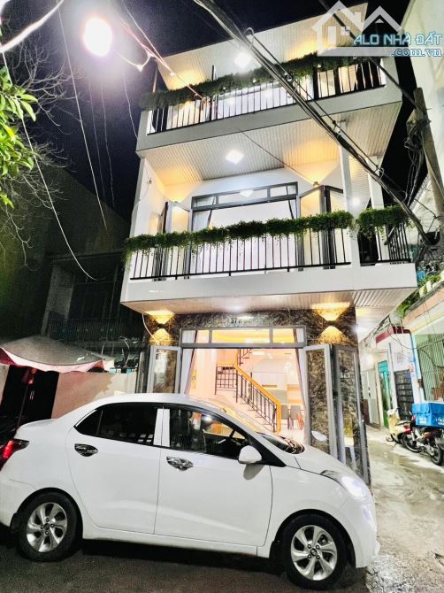 3,5 tỷ còn 3,3 tỷ. Bán nhà 64m2 gần chợ Trần Hữu Trang tiện buôn bán, xây 1 trệt 2 lầu.SHR - 3