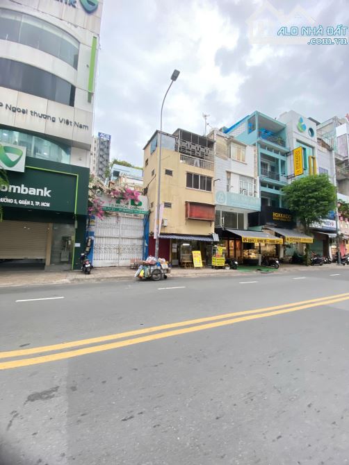 Cho thuê nhà 425 Võ Văn Tần, P.5, Q.3.  Trệt , 5 lầu, Ngang 7x20, DT 700m2 chỉ - 3