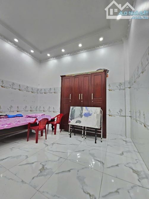 Nhà phố sân vườn đẹp gần chợ Xóm Vắng và Vincom550 Tp. Dĩ An - 4