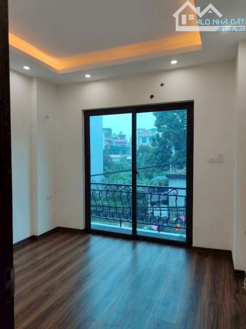 NHÀ CÁCH GA NHỔN 900m nhà 4tầng , 6PN , sát KDT Hinode kim chung , Oto gần - 4
