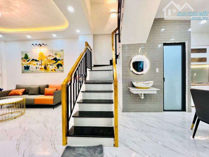 3,5 tỷ còn 3,3 tỷ. Bán nhà 64m2 gần chợ Trần Hữu Trang tiện buôn bán, xây 1 trệt 2 lầu.SHR - 4