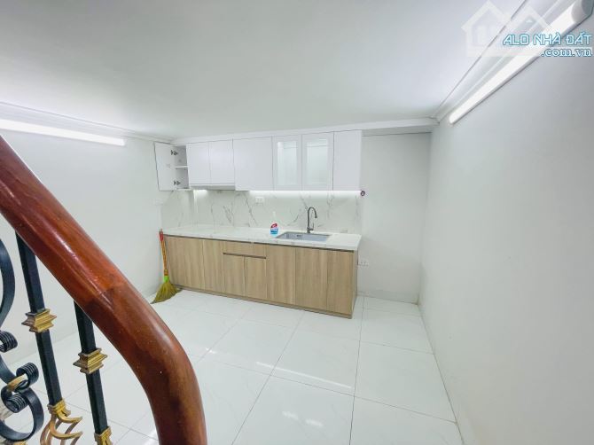 BÁN NHÀ LẬC LONG QUÂN- CẦU GIẤY- SÁT HỒ- DÂN XÂY- NHÀ ĐẸP SẴN Ở- 30M x 5T - GIÁ NHỈNH 7 TỶ - 4