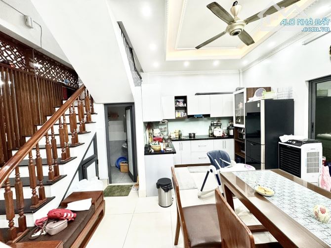 Nhà dân xây chắc chắn, 2 mặt thoáng, oto đỗ cửa, mặt tiền rộng, kinh doanh, giá 13.8 Tỷ. - 4
