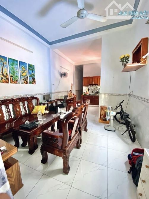 NHÀ ĐẸPLÊ ĐÌNH CẨN XE HƠI VÀO NHÀ 92,9M2( 4X23) 3 TẦNG 4,3 TY - 4