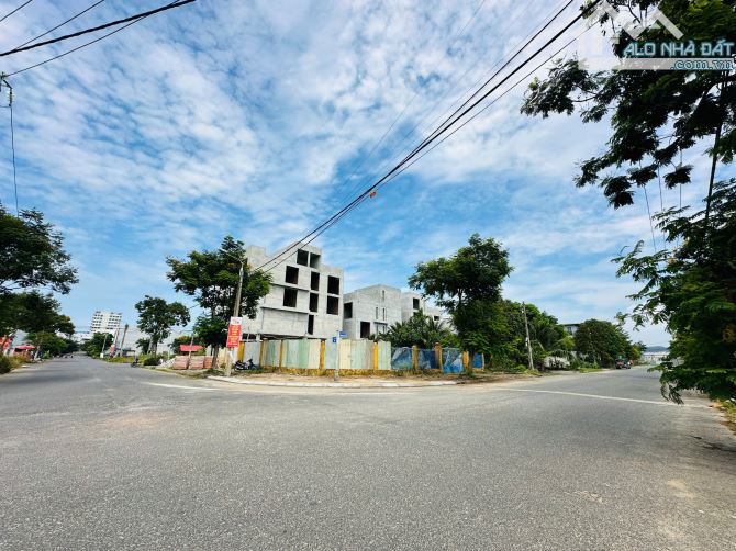 Bán lô góc đẹp 2 mặt tiền gần sông đường 10m5 Nghiêm Xuân Yêm, Nam Việt Á - Diện tích: 312 - 4