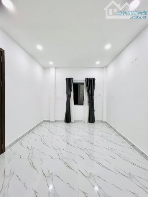 3,5 tỷ còn 3,3 tỷ. Bán nhà 64m2 gần chợ Trần Hữu Trang tiện buôn bán, xây 1 trệt 2 lầu.SHR - 5