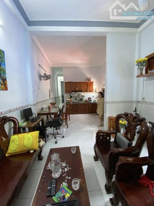 NHÀ ĐẸPLÊ ĐÌNH CẨN XE HƠI VÀO NHÀ 92,9M2( 4X23) 3 TẦNG 4,3 TY - 5