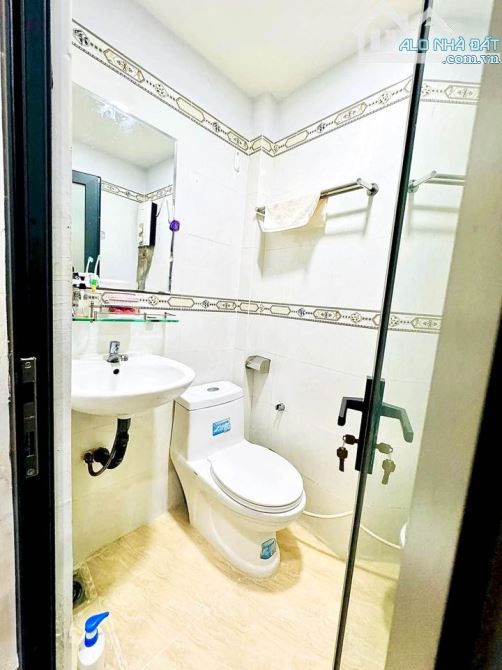 Bán nhanh căn nhà ngay Bùi Hữu Nghĩa, Quận 5.Giá: 2 tỷ 615tr,1 trệt 1 lầu, Diện tích: 68m2 - 5