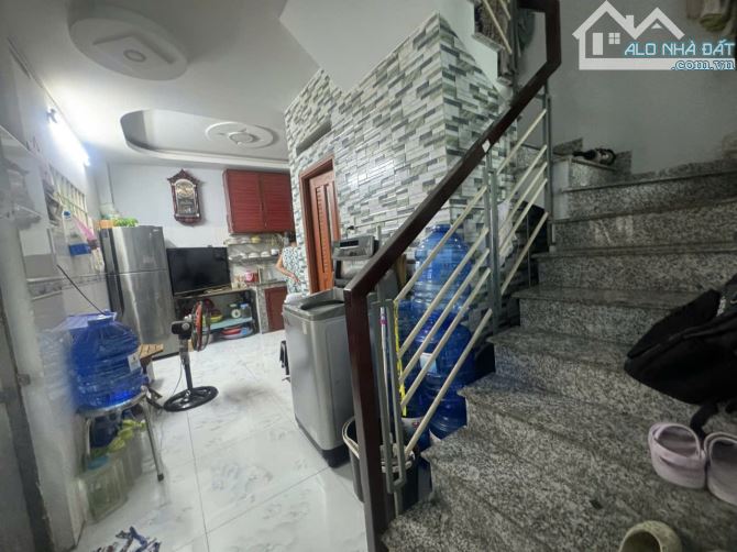 Bán nhà.Lô góc 2 mặt hẻm, xe tải ra vào dễ dàng.Giá chỉ nhỉnh 7 tỏi.KD sầm uất.Dạ Nam.Q8 - 6