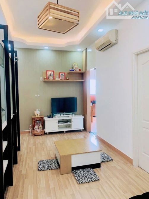 Chung cư 10A Trần Nhật Duật, Quận 1: 70m2, 2p ngủ, NT, 12tr/th - 6