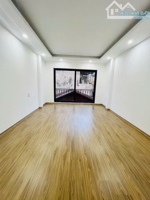 Văn Chương - Thang máy xịn xò - Phân lô - Nhà đẹp ở ngay - Trước nhà rộng 2,5m - Chắc chắn - 6
