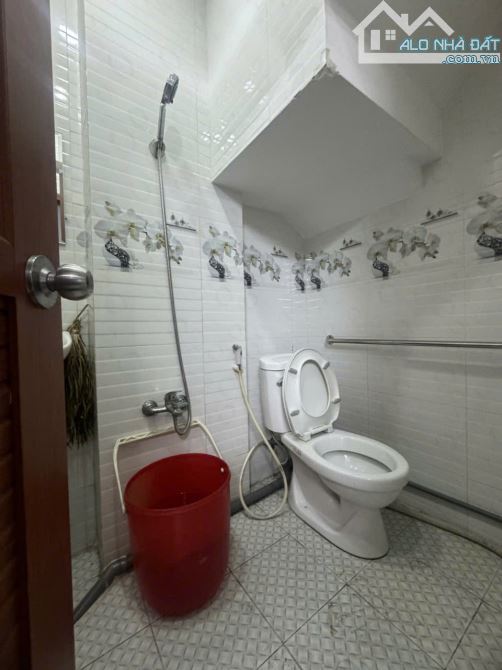 Bán nhà.Lô góc 2 mặt hẻm, xe tải ra vào dễ dàng.Giá chỉ nhỉnh 7 tỏi.KD sầm uất.Dạ Nam.Q8 - 7