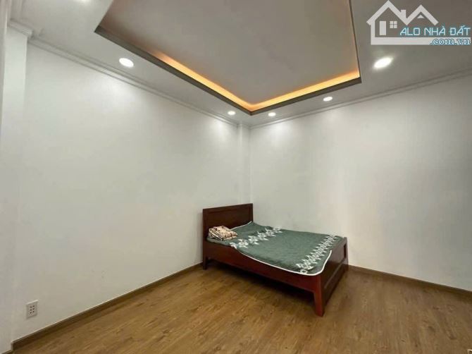 Cho thuê hẻm 6m Lê Thị Chợ, Quận 7 DT 4,5 x12m, 3 lầu. Giá 23 triệu - 7