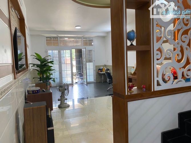 NHÀ ĐẸP PHONG CÁCH HIỆN ĐẠI NGAY CHỢ THỚI TỨ 3 TẦNG CHỦ CẦN BÁN CÓ GIÁ TỐT - 7
