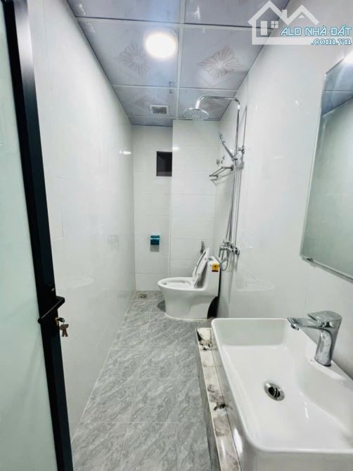 Văn Chương - Thang máy xịn xò - Phân lô - Nhà đẹp ở ngay - Trước nhà rộng 2,5m - Chắc chắn - 7