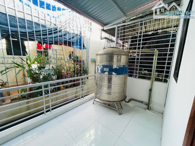 BÁN NHÀ LẬC LONG QUÂN- CẦU GIẤY- SÁT HỒ- DÂN XÂY- NHÀ ĐẸP SẴN Ở- 30M x 5T - GIÁ NHỈNH 7 TỶ - 7