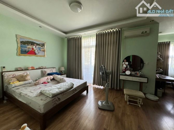 Bán biệt thự 19 Hưng Thái 1, Phú Mỹ Hưng Quận 7, DT 126m, trệt 2 lầu, giá 31 tỷ TL - 7