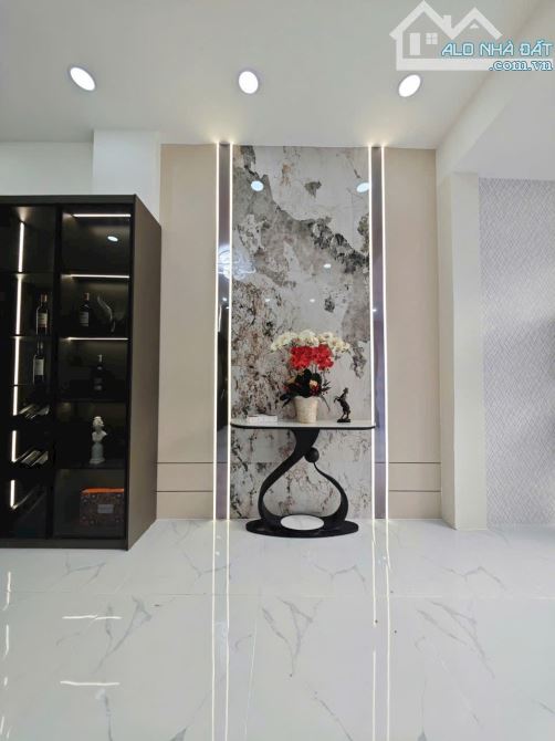 SIÊU PHẨM Quận 12 - MẶT TIỀN HUỲNH THỊ HAI - VỊ TRÍ KINH DOANH SIÊU ĐỈNH - 5 Tầng CỰC ĐẸP. - 8