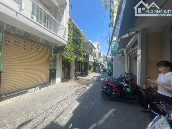Bán nhà.Lô góc 2 mặt hẻm, xe tải ra vào dễ dàng.Giá chỉ nhỉnh 7 tỏi.KD sầm uất.Dạ Nam.Q8 - 9