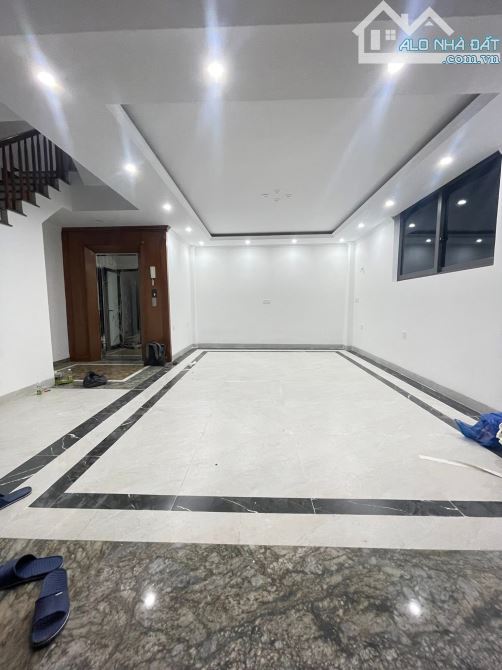 PHÂN LÔ - Ô TÔ TRÁNH - 6 TẦNG THANG MÁY - LÔ GÓC 2 MẶT THOÁNG - CÁCH PHỐ 50M - TT QUẬN TH - 9