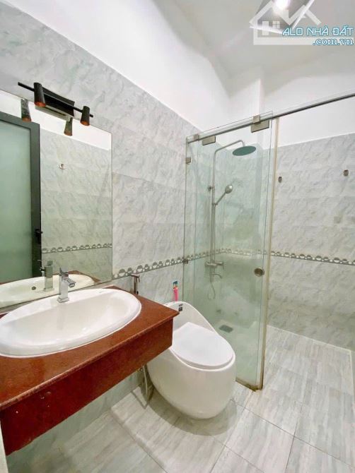 Đi nước ngoài định cư bán gấp nhà ở đường Nguyễn Đình Chiểu, phường 5, quận 3, giá 3 tỷ - 9
