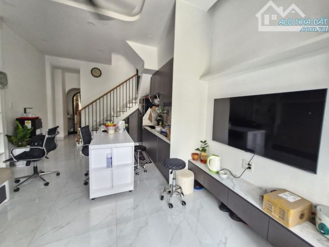 Nhà đẹp( 57m2) 4m x 14m phường Tân Phú Nhỉnh 5tỷ - 9