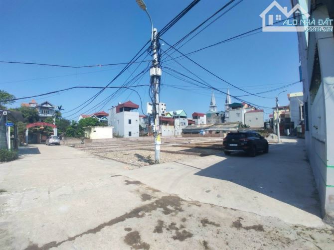 CẦN BÁN GẤP 70M KINH DOANH TT QUANG MINH- GIÁ RẺ - SÁT VÁCH KCN QUANG MINH
