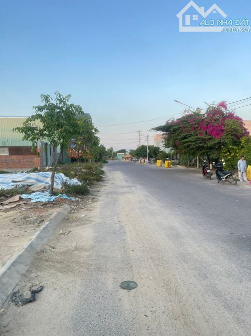 Bán lô đất mặt tiền đg ds2 LG 24m khu vực 6 nhơn bình dt 7x20=140m2 giá 3ty200 H. Đông nam