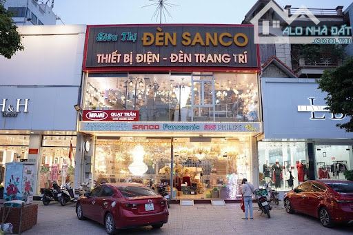HIẾM! Cho thuê nhà mặt phố Nguyễn Khánh Toàn 100m2, 2 tầng,  mặt tiền 12M giá 80tr/tháng