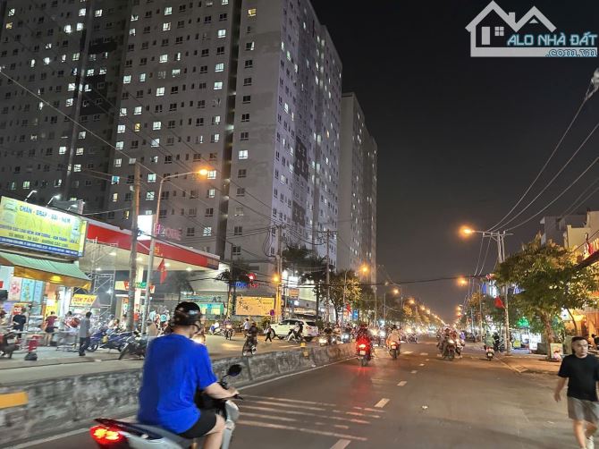 Bán trường Cao Đẳng ngang 56m gần Phan Văn Hớn Q12 6 tầng 4760m2 220 phòng học 270 tỷ.