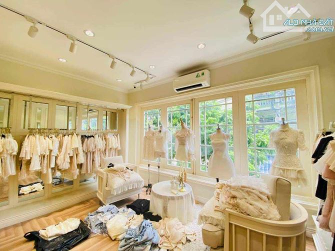[Mặt Phố] Bán nhà MP Trần Khát Chân, 45m2X5T,Giá 18.5 Tỷ, Vỉa hè, KD sầm uất
