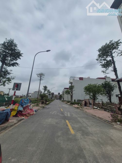 Bán đất Lạc Vệ  Newcenter . dt 85.5m . mt 4,5m . hướng N . giá 3 ty8